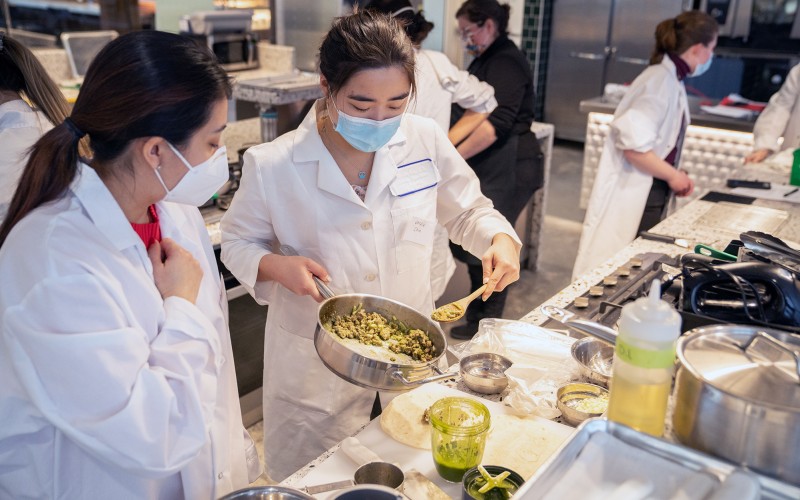 students in a nutrition course in the Discovery Kitchen