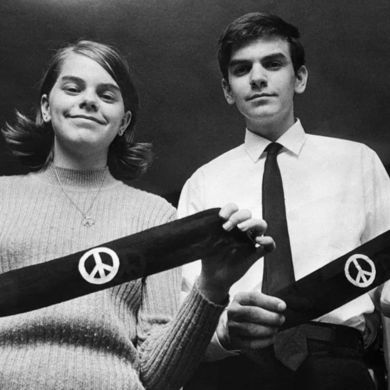 Mary Beth Tinker and brother with armbands.